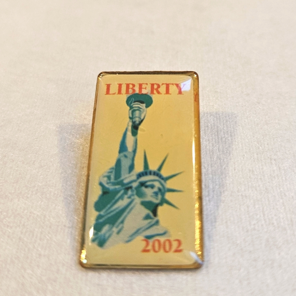 Vintage 2002 Statue of Liberty brooch/pin